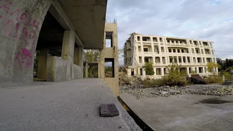 Guy on a skateboard are jumping from one building on another Video stock 94115172