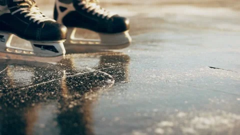 The guy is skating Vídeos de archivo 145850241