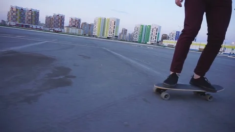 The guy in slow motion rides a longboard. Video stock 108059238