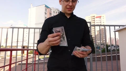 Guy in Slow motion walks down the street and counts money Vídeo Stock 133256787