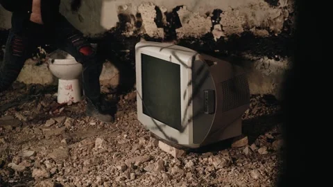 The guy smashes the screen of an old TV with a sledgehammer 스톡 동영상 245556697