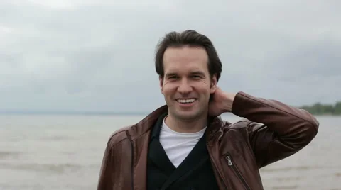 Guy smiles amid the ocean Vidéo 53832968