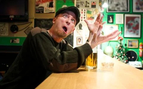 Guy smokes in the bar Foto stock