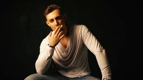 Guy smokes a cigarette Vídeo Stock 100134709