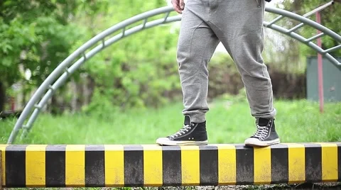 Guy in sneakers riding on a log Vidéo 52033430
