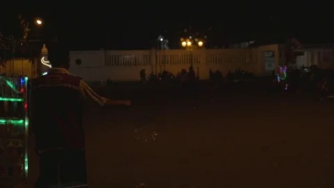 Guy with soap bubbles in the night of Yogyakarta, Indonesia. 库存影片 90415896