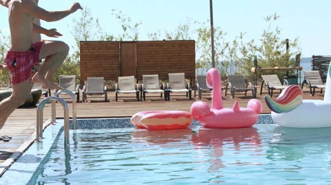 Guy splashed females while sunbathing when jumped in pool. 20s. Super 1080p Slow Vídeos de archivo 66348290