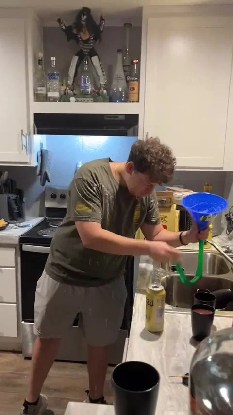 Guy Splashes Beer Bong Contents Over Self - 21 Dec 2025 Vidéo 324977501