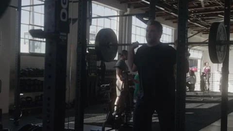 Guy Squatting In Busy Gym Видео 270398596