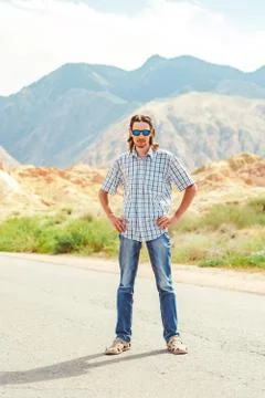 The guy standing on a background of mountains 库存照片