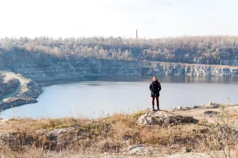 The guy is standing on a cliff Foto stock