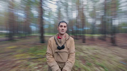 The guy is standing in the forest in one place and rotating in a circle. Vidéo 342538678