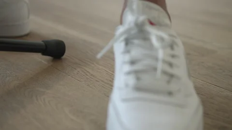 Guy standing in front of the mic Vídeos de archivo 68651452