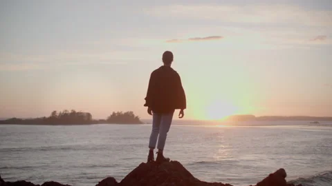 Guy standing at viewpoint looking at ocean views, Vancouver Island during sunset 库存影片 206470036