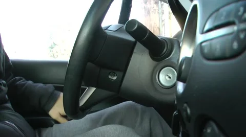 Guy starts the car and drives. Vídeos de archivo 59667246