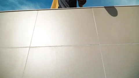 Guy street dancer dancing on the parapet in the city on background flag Russia Vidéo 127781702