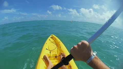 The guy swims on a kayak in the ocean 動画素材 88679992