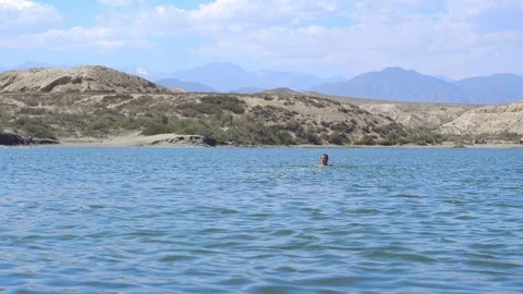 The guy swims in the lake Vidéo 95270282