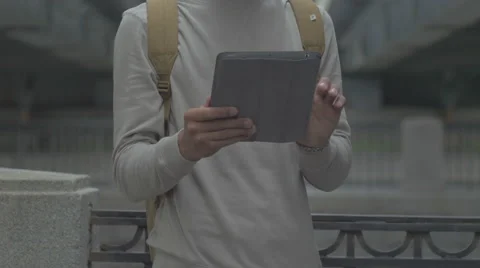 The guy with the tablet, the phone in the city, UHD 库存影片 65370163
