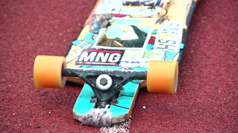 Guy takes the skate Видео 46002998