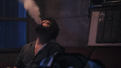 Guy Taking a Bong Hit Vidéo 275105689