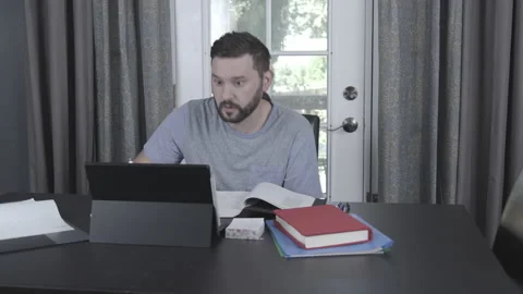 Guy taking notes in online class - Medium Shot Stockbeeldmateriaal 138901191