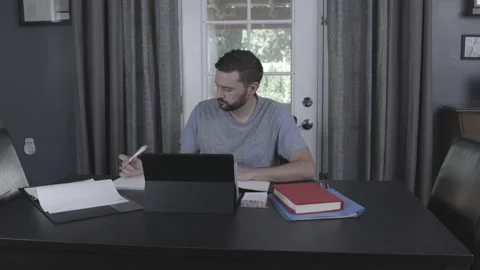 Guy taking notes - Slider Shot Stockbeeldmateriaal 138901204