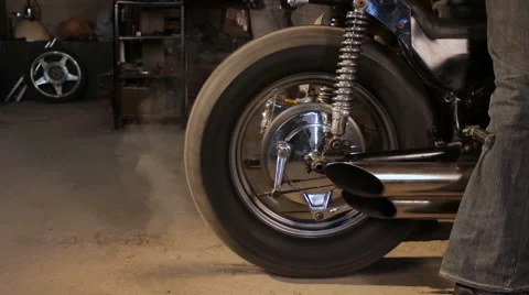 Guy talking about of motorcycle with car mechanic in garage 库存影片 62936700