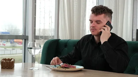 The guy is talking on the phone during a business lunch Vidéo 200840305