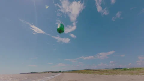 A guy throws a bottle with his hands while walking along the beach. 库存影片 341347573