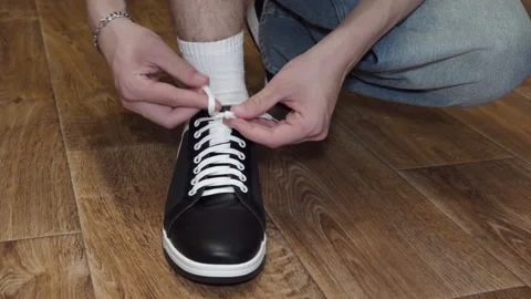 Guy tied shoelaces Vidéo 320824237