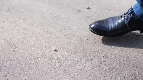 Guy ties his shoelaces close upThe guy stops and ties the laces on the shoes Vidéo 89581148