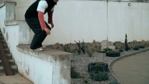 The guy is training parkour. Jumps on the railing on a cold autumn day. Does a Video stock 120240631