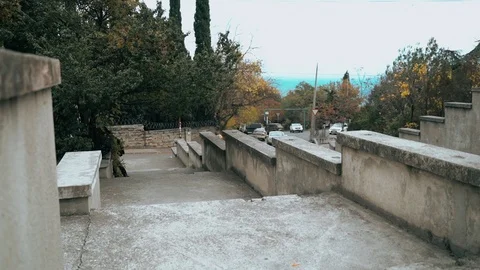 The guy is training parkour. Jumps on the railing on a cold autumn day. Does a Video stock 120240902