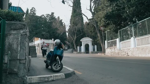 The guy is training parkour. Jumps on the railing on a cold autumn day. Does a Video stock 120423055