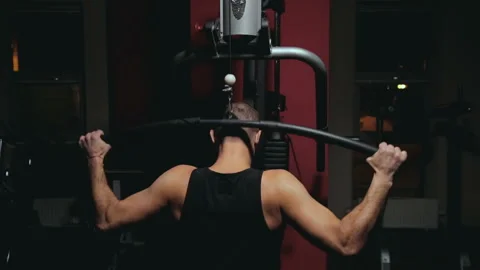 Guy trains his shoulders on the simulator Vídeos de archivo 86896806