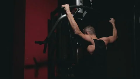 Guy trains his shoulders on the simulator 库存影片 86897149