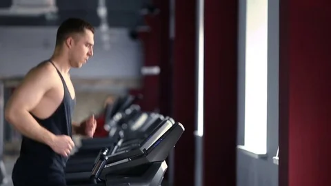 Guy on the treadmill Stockbeeldmateriaal 76458788