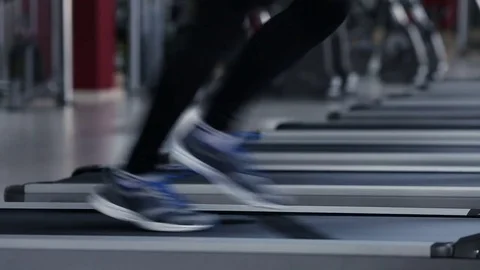 Guy on the treadmill Stockbeeldmateriaal 76460513