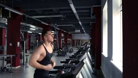 Guy on the treadmill Stockbeeldmateriaal 76460767