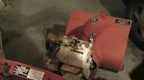 Guy Trying to Pull Start Machine &amp; Getting Frustrated Vidéo 11081020