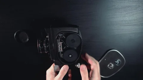 The guy is twirling an old film video camera in his hands. The view from the top Vidéo 128267942