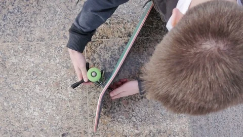 Guy twists bolts with keys Video stock 80561281