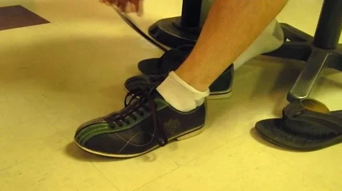 Guy tying bowling shoes Vídeos de archivo 45351831