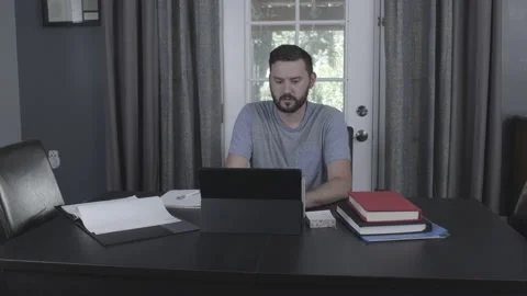 Guy types on his laptop - Slider Shot Stockbeeldmateriaal 138902000