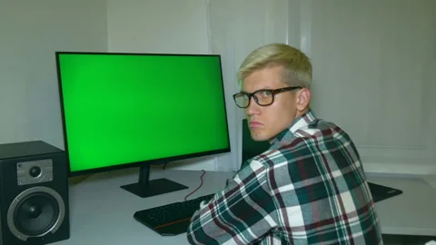 Guy is typing text on the keyboard then turns around with disappointment. 動画素材 204946466