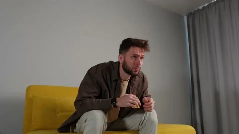 The guy is upset because of the bad game of the players 库存影片 171458056