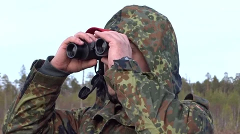 Guy use binoculars. Video stock 58590349