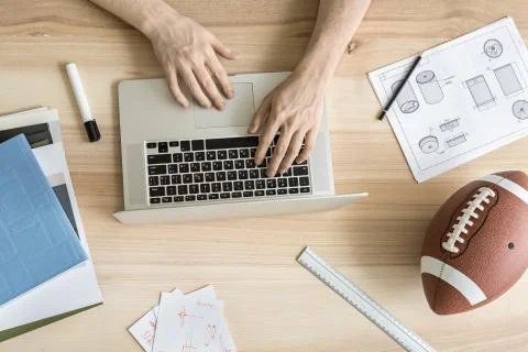 Guy using laptop in office Stock-Fotos