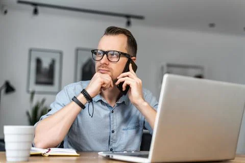 A guy is using laptop sitting at the desk Foto stock